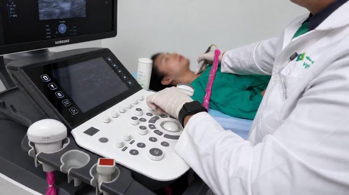 Tầm soát ung thư tuyến giáp bằng siêu âm.