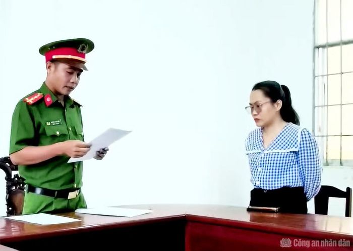 Cơ quan Công an tống đạt quyết định khởi tố bị can đối với Phan Võ Kiều Trúc Linh.
