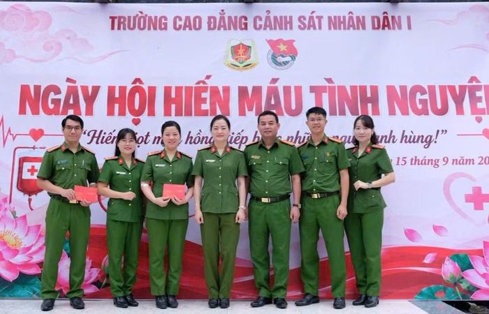 Cán bộ, giảng viên Trường Cao đẳng CSND I tham gia hiến máu tình nguyện vì đồng đội thân yêu.