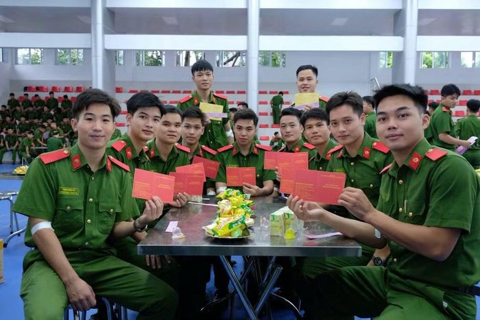 Những giọt máu hồng của cán bộ, học viên Trường Cao đẳng CSND I đã bổ sung kịp thời nguồn máu quý giá phục vụ công tác cấp cứu, điều trị người bệnh.