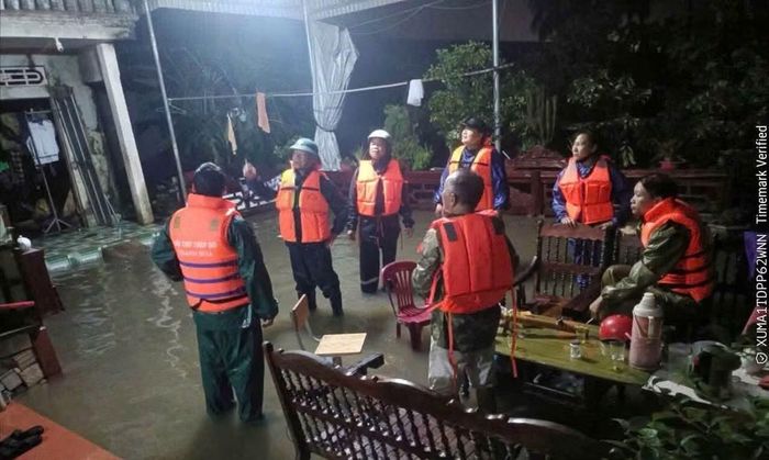Lực lượng chức năng hỗ trợ người dân vận chuyển đồ đạc khi nhà bị ngập.