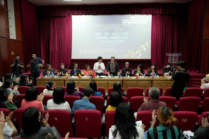 Đông đảo phóng viên các cơ quan báo chí tham dự buổi họp báo.