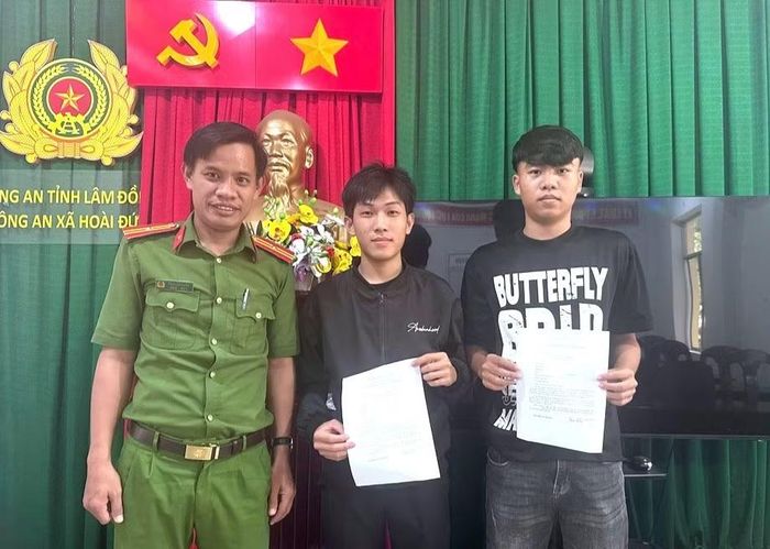 Công dân Đoàn Gia Bảo và Nguyễn Đức Phát với đơn tình nguyện thực hiện nghĩa vụ tham gia Công an nhân dân năm 2027.