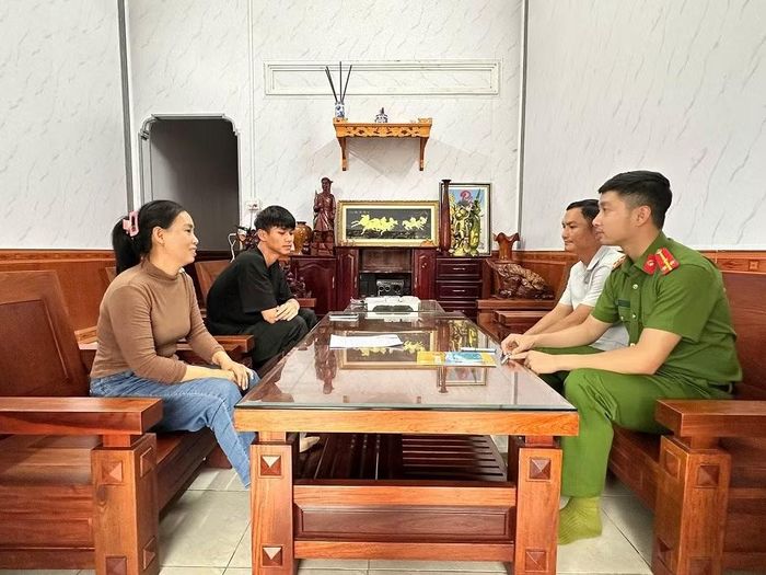 Công an phường Đông Gia Nghĩa tăng cường tuyên truyền, hướng dẫn công dân đăng ký thực hiện nghĩa vụ tham gia Công an nhân dân.