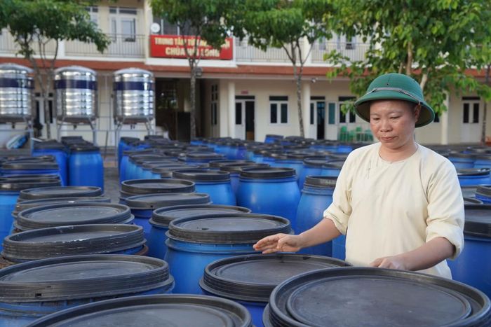 Không chờ đợi hoàn toàn vào sự giúp đỡ của cộng đồng, nhà chùa tìm cách tạo thêm nguồn thu bằng việc sản xuất hương, tinh dầu sả, dầu gội thảo dược...