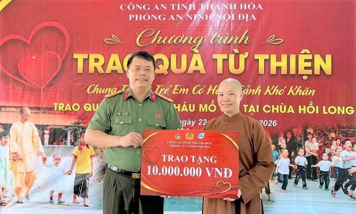 Phòng An ninh nội địa Công an tỉnh Thanh Hoá thăm hỏi, chia sẻ với các em nhỏ và trụ trì chùa Hồi Long.