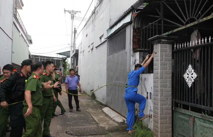Cơ quan chức năng thực nghiệm điều tra vụ án giết người tại Đồng Nai khi đối tượng leo rào vào nhà.
