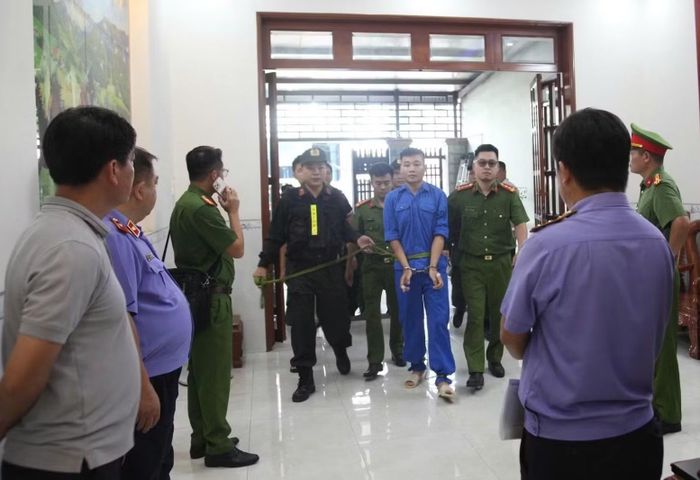 Cơ quan chức năng thực nghiệm điều tra vụ án khi đối tượng đột nhập vào nhà nạn nhân.