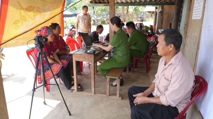 Công an xã Khao Mang, tỉnh Lào Cai hỗ trợ người dân kích hoạt tài khoản định danh điện tử mức 2, hướng dẫn tích hợp và sử dụng các tiện ích số trên ứng dụng VNeID tại thôn Háng Bla Ha A.
