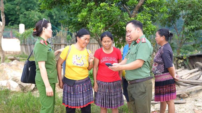 CBCS Công an xã Khao Mang, tỉnh Lào Cai xuống từng khu dân cư hướng dẫn bà con tích hợp và sử dụng tiện ích số.