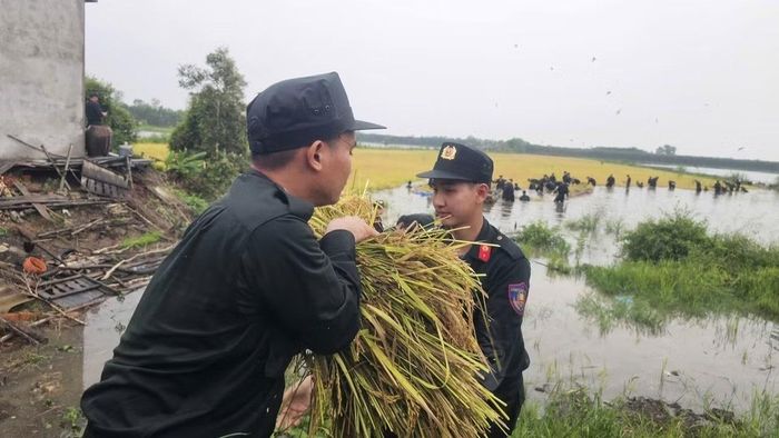 Tuy nhiên với tinh thần tận tụy vì dân, hàng trăm cán bộ chiến sĩ nhiều ngày qua không quản khó khăn để giúp dân cứu tài sản.