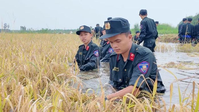 Bàn tay ngâm dưới nước nhiều giờ bị tím tái do lạnh.