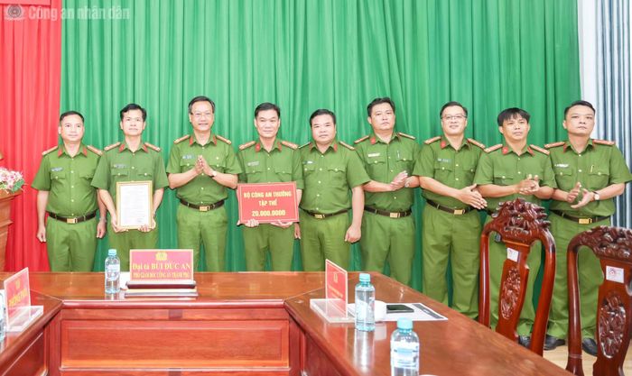 Đại tá Bùi Đức An, Phó Giám đốc Công an TP Cần Thơ, trao thư khen và tiền thưởng đột xuất của Bộ trưởng Bộ Công an tặng tập thể Phòng CSHS.