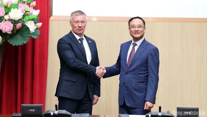 Thứ trưởng Phạm Thế Tùng và Thứ trưởng Bộ Nội vụ Belarus Dmitry Korodyuk
