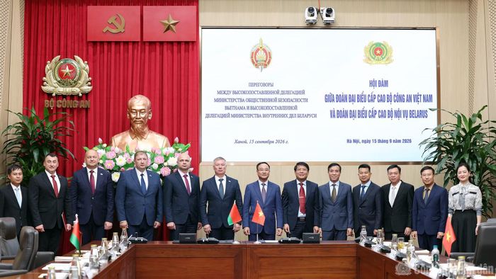 Thứ trưởng Phạm Thế Tùng và Thứ trưởng Bộ Nội vụ Belarus Dmitry Korodyuk cùng các đại biểu.