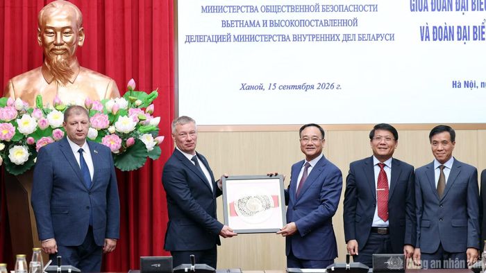 Thứ trưởng Phạm Thế Tùng trao tặng Thứ trưởng Bộ Nội vụ Belarus Dmitry Korodyuk Mặt trống đồng mạ vàng, biểu tượng thể hiện những giá trị đặc sắc của văn hóa truyền thống và nền văn minh lúa nước Việt Nam.