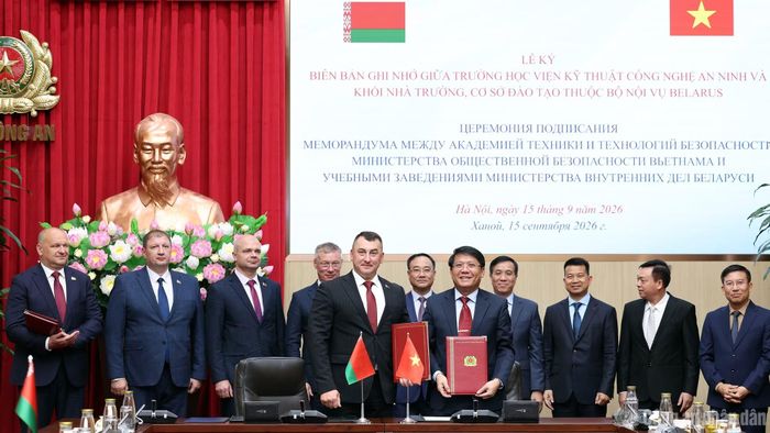 Thứ trưởng Phạm Thế Tùng và Thứ trưởng Bộ Nội vụ Belarus Dmitry Korodyuk chứng kiến Lễ ký kết Bản ghi nhớ giữa đơn vị chức năng hai Bộ.