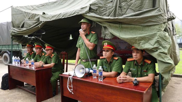 Lực lượng Cảnh sát PCCC và CNCH Công an TP Đà Nẵng triển khai phương án cứu người trong tình huống lũ lụt, thiên tai.