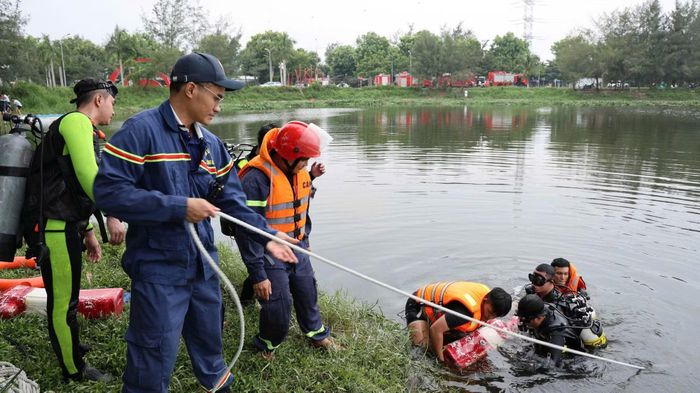  Nạn nhân được đưa lên xuồng và nhanh chóng đưa vào bờ để cấp cứu. 