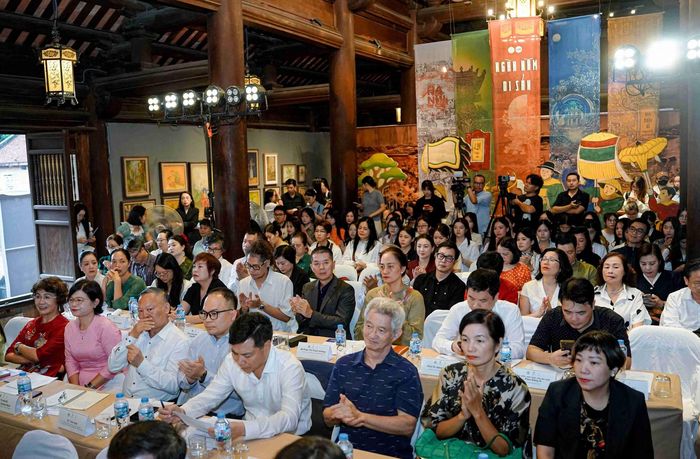 Đông đảo nhà nghiên cứu lịch sử, người làm phim, chuyên gia văn hóa, đại diện UNESCO, nhà quản lý dự toạ đàm.