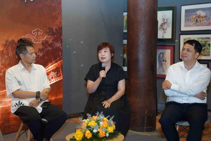 Các nhà nghiên cứu lịch sử, đạo diễn, nhà sản xuất, nhà quay phim, chuyên gia văn hóa... thảo luận tại toạ đàm.