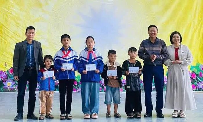 Hội Khuyến học tỉnh Lào Cai phối hợp với Hội Khuyến học các xã trao tặng 180 suất học bổng với tổng kinh phí 105 triệu đồng cho các em học sinh có hoàn cảnh khó khăn.