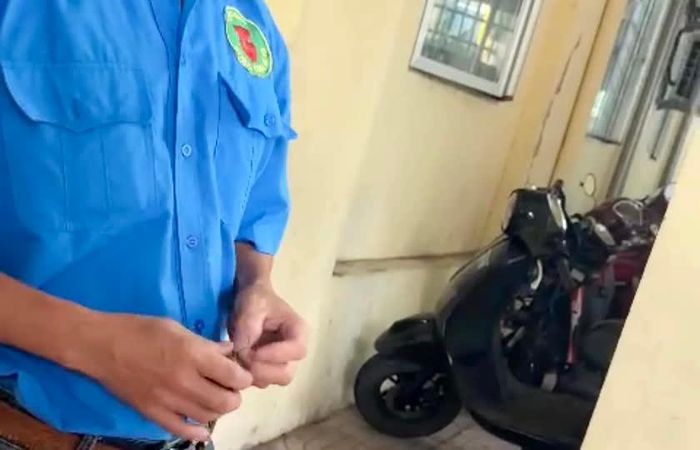 Bảo vệ ngăn không cho phụ huynh tiếp cận bữa ăn của học sinh. Ảnh chụp từ video clip