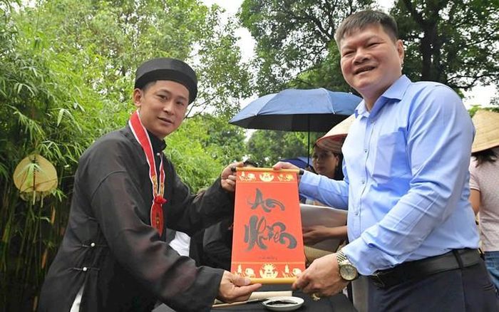 Hoạt động trình diễn thư pháp trực tiếp tại chương trình thu hút đông đảo sự tham gia của du khách, đặc biệt là du khách nước ngoài. 
