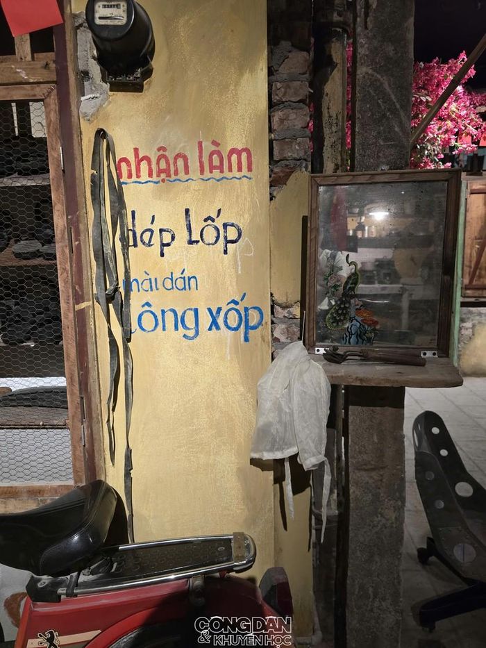 Có những nghề nghiệp chỉ tồn tại trong thời bao cấp gian khó, khi mỗi người phải gìn giữ từng đồ vật, nếu hỏng thì sửa chữa chứ không thay mới. Trong đó có nghề lộn cổ áo sơ mi và nghề làm dép lốp, dán tông xốp.