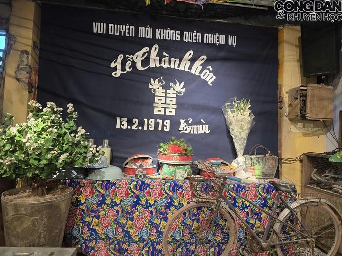 Lễ Thành hôn thời bao cấp giản dị với trầu cau và một bó hoa lay ơn trắng muốt.