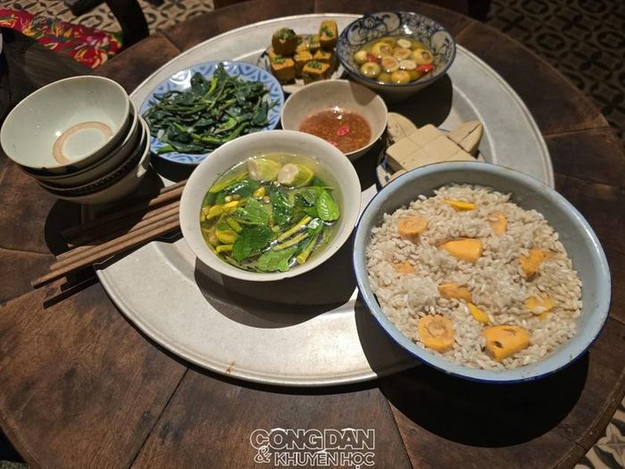 Mâm cơm độn khoai rồi độn sắn - hình ảnh hiếm hoi giữa thời hiện đại.
