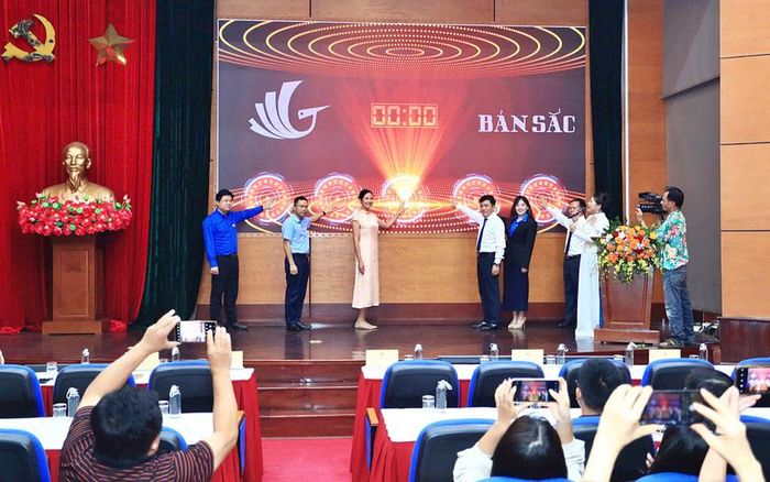 Các đại biểu bấm nút phát động chương trình Bản sắc.