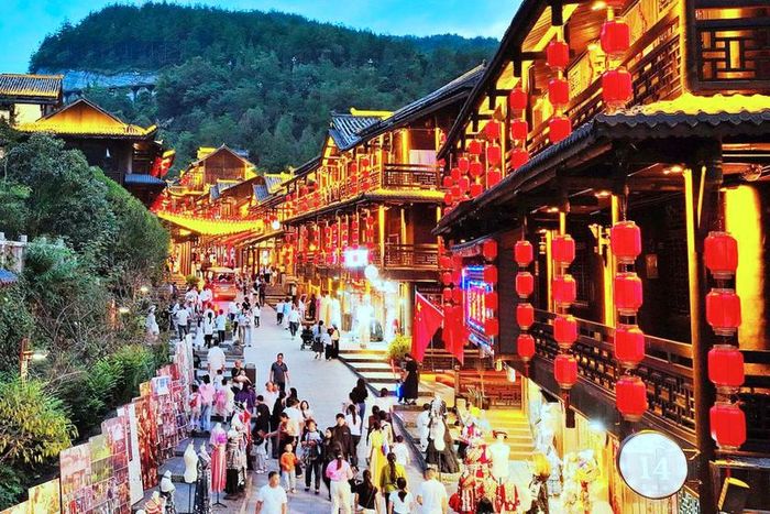Khách du lịch đổ về thành cổ Youzhou (thành phố Trùng Khánh) dịp Quốc khánh Trung Quốc 1/10/2025. Ảnh: VCG