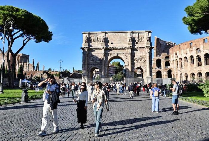 Khách du lịch outbound Trung Quốc tham quan trung tâm thành phố Rome, Italy dịp kỳ nghỉ Tuần lễ Vàng tháng 10/2025. Ảnh: Xinhua/Li Jing