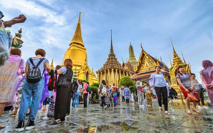 Khách du lịch outbound Trung Quốc trong số khách quốc tế đổ tới chùa Wat Phra Kaew và Cung điện Hoàng gia Thái Lan ở Bangkok. Ảnh: TTGAsia