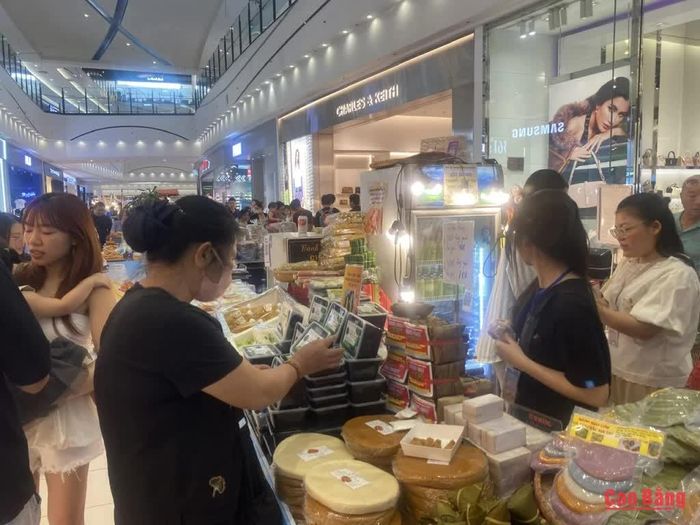 Người tiêu dùng mua thạch đen Cao Bằng tại AEON Mall Long Biên (Hà Nội) cho thấy tiềm năng mở rộng thị trường của nông sản địa phương khi được đầu tư công nghệ chế biến, bảo quản và đóng gói.