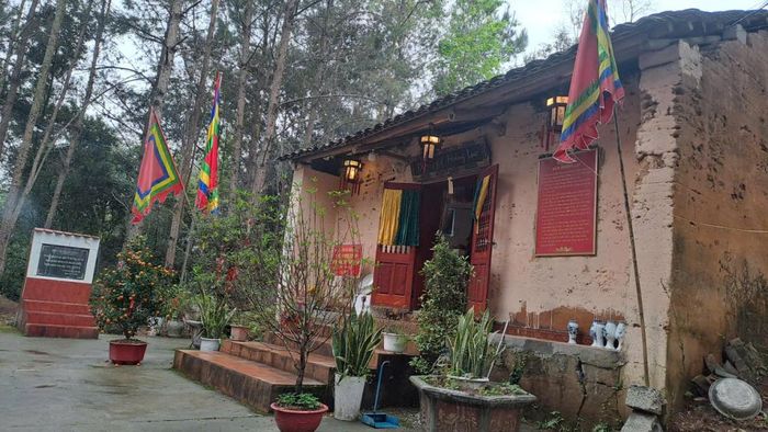 Đền Hoàng Lục thờ An Biên tướng quân Hoàng Lục, một kiệt tướng thời nhà Lý, thế kỷ XI, có công trong cuộc kháng chiến chống quân xâm lược nhà Tống, giữ yên vùng biên cương phía Bắc Tổ quốc.