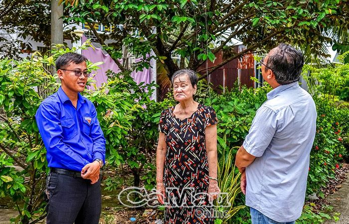 Bà Dương Thị Anh (Ấp 13, xã Trí Phải) chia sẻ về việc gia đình trồng 14 cây vú sữa, góp phần gìn giữ hình ảnh đặc trưng của quê hương.