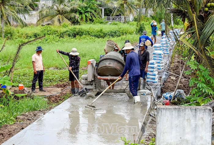 Không khí làm đường giao thông rộn ràng ở ấp Ba Mến (xã An Trạch).