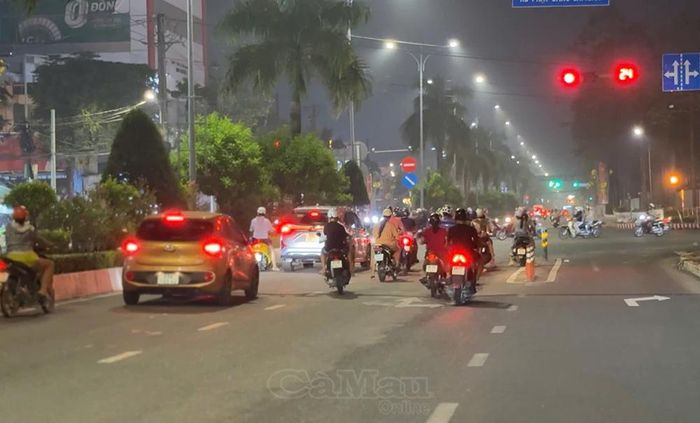 Đường phố trung tâm Cà Mau bị bao phủ bởi lớp không khí mờ đục từ chiều tối 14/9.
