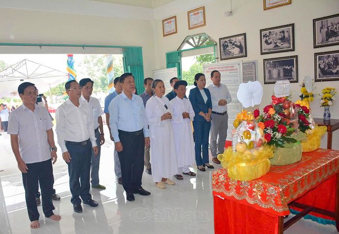 Trưởng ban Tuyên giáo Tỉnh uỷ Hồ Trung Việt (hàng đầu, thứ ba từ trái sang) và Giám đốc Sở Văn hoá, Thể thao và Du lịch Nguyễn Quốc Thanh (hàng đầu, thứ hai từ trái sang) thành kính tưởng nhớ cụ Cao Triều Phát.