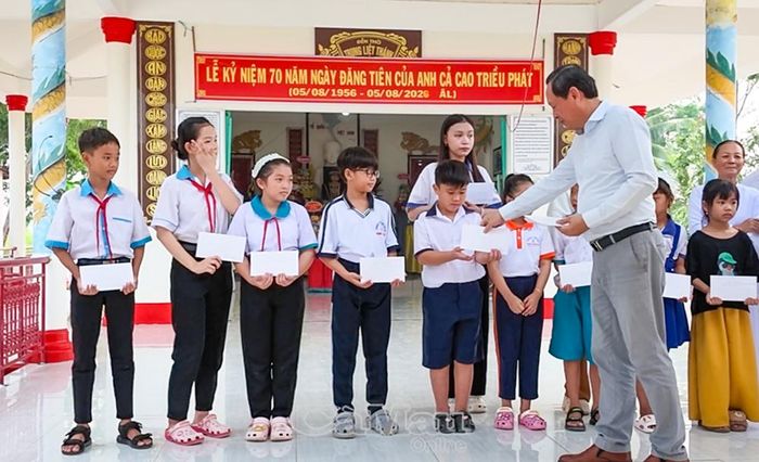 Nhân dịp lễ giỗ, đại diện gia đình cụ Cao Triều Phát trao tặng 40 suất học bổng cho học sinh hoàn cảnh khó khăn hiếu học.