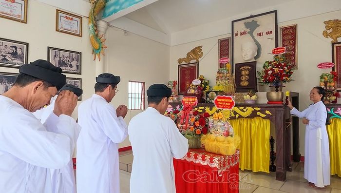 Chức sắc, tín đồ Cao Đài Minh Chơn Đạo thành kính tưởng niệm cụ Cao Triều Phát tại Thánh Thất Ngọc Minh - địa điểm gắn với cuộc “Khoáng đại hội nghị” và căn cứ kháng chiến Giồng Bốm.