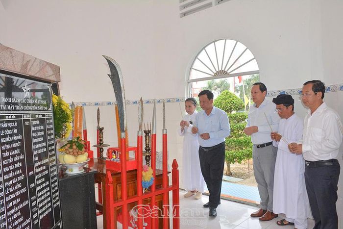 Trưởng ban Tuyên giáo Tỉnh uỷ Hồ Trung Việt và đại biểu dâng hương tưởng niệm các anh hùng liệt sĩ hy sinh trong Trận Giồng Bốm tháng 4/1946.