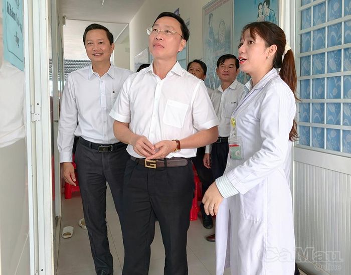 Chủ nhiệm Uỷ ban Kiểm tra Tỉnh uỷ Huỳnh Hữu Trí kiểm tra thực tế tại Trạm Y tế xã Vĩnh Hậu.