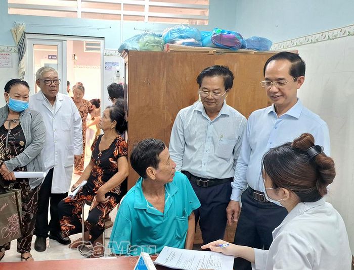 Phó Bí thư Tỉnh uỷ, Chủ tịch Uỷ ban MTTQ Việt Nam tỉnh Cà Mau Hồ Thanh Thuỷ thăm hỏi, động viên đội ngũ y bác sĩ và người dân đến thăm khám sức khoẻ.