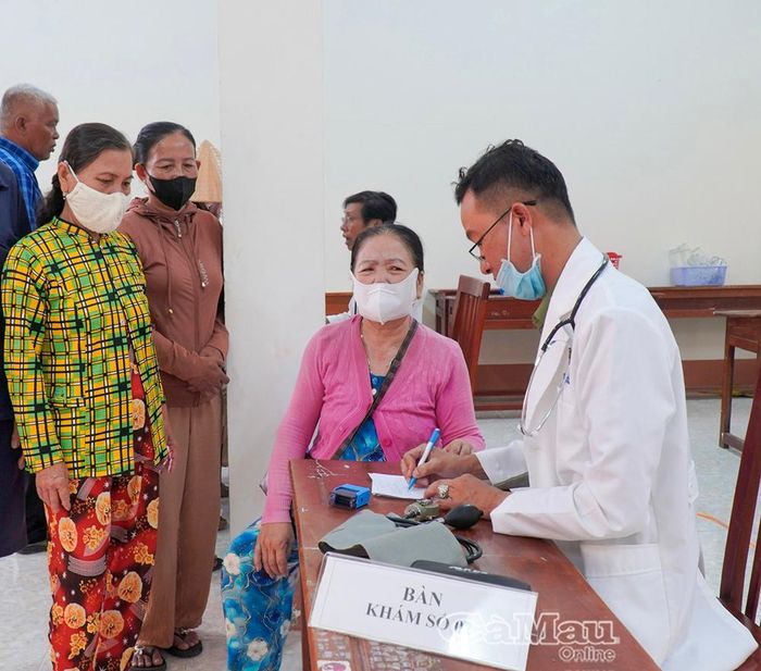 Người dân Xã Tạ An Khương tham gia khám sức khoẻ định kỳ trong ngày đầu ra quân cao điểm.