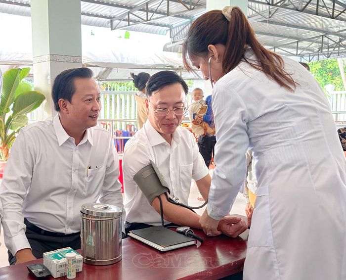 Chủ nhiệm Uỷ ban Kiểm tra Tỉnh uỷ Huỳnh Hữu Trí tham gia khám sàng lọc, kiểm tra sức khoẻ tổng quát sau lễ ra quân.