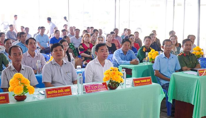 Uỷ viên Ban Thường vụ Tỉnh uỷ, Trưởng ban Tổ chức Tỉnh uỷ Phan Thanh Duy cùng đại biểu dự lễ ra quân cao điểm khám sức khoẻ toàn dân tại Xã Tạ An Khương.