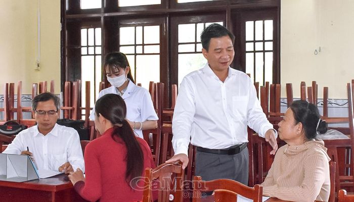 Phó Trưởng đoàn chuyên trách Đoàn đại biểu Quốc hội tỉnh Cà Mau Nguyễn Bình Tân (thứ hai từ phải sang) thăm hỏi, động viên người dân chủ động khám và theo dõi sức khoẻ định kỳ.